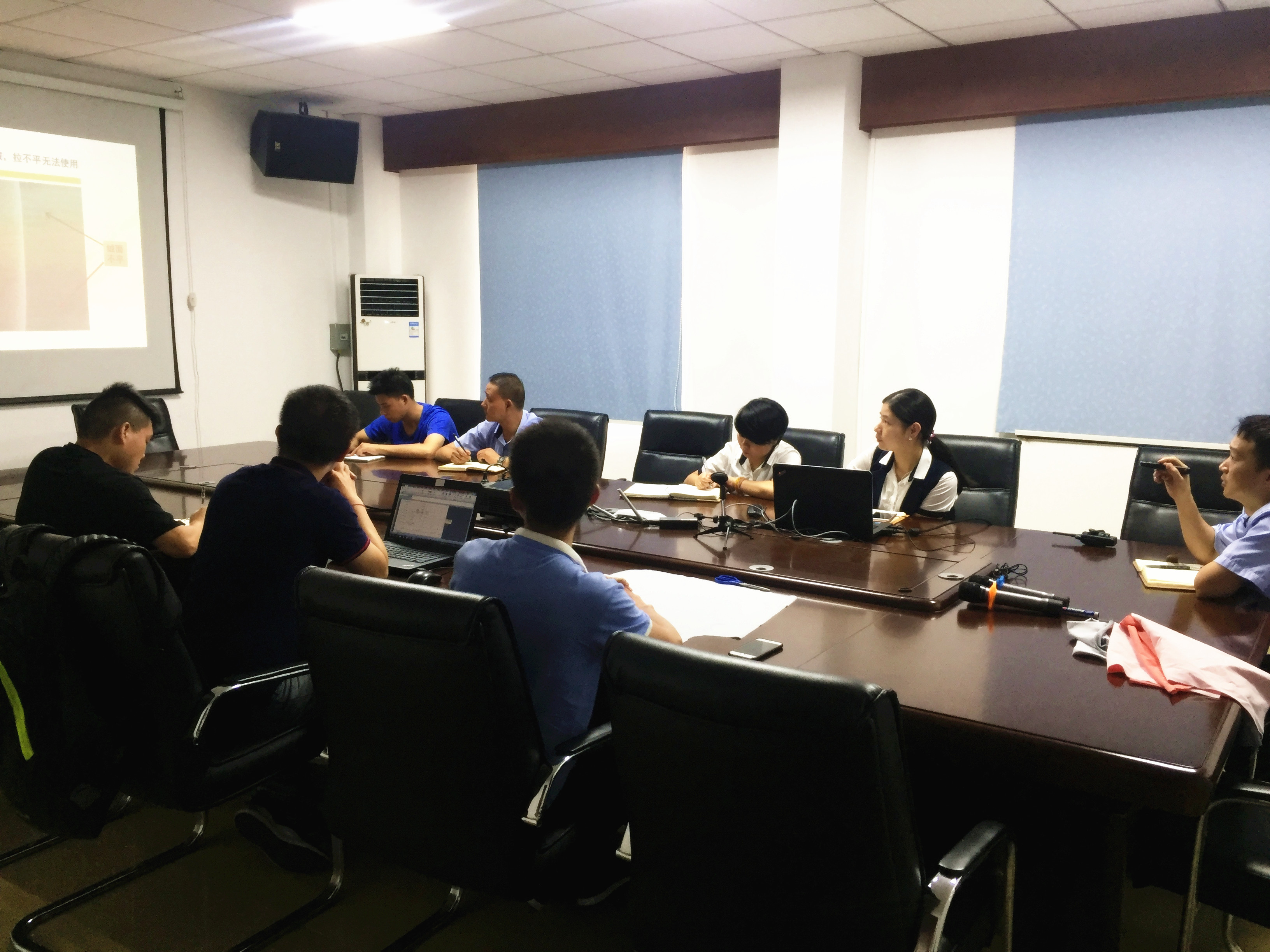深圳650cc彩票专业研发人员与客户讨论问题